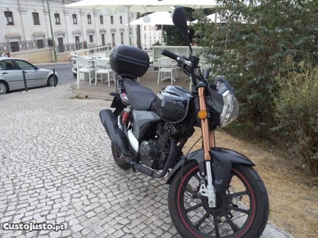 moto 125cc como nova já com suporte e mala