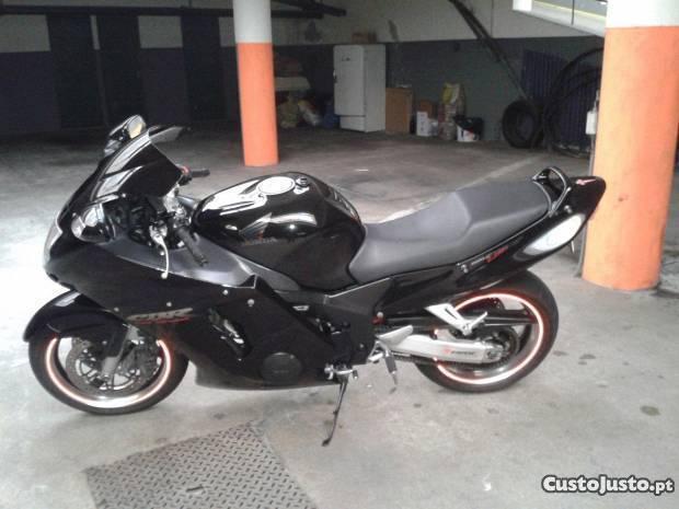 Honda cbrxx superblackbird muito bem estimada