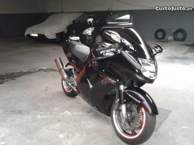 Honda cbrxx superblackbird muito bem estimada