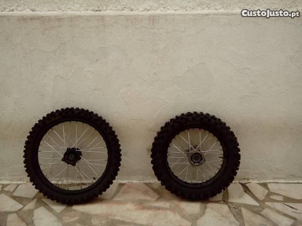 Rodas cross com pneus maxxis c/ pouco uso