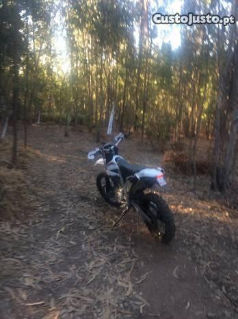 AJP PR5 250 (Matriculada)