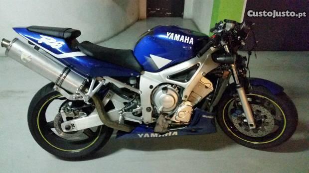 Yamaha R6 acidentada