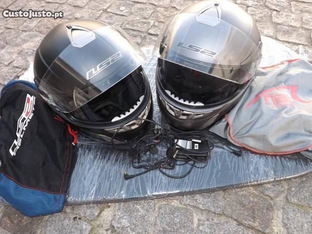 dois capacetes da marca LS2
