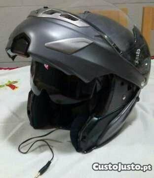 Capacete modular com óculos de sol incorporados