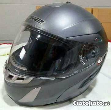 Capacete modular com óculos de sol incorporados