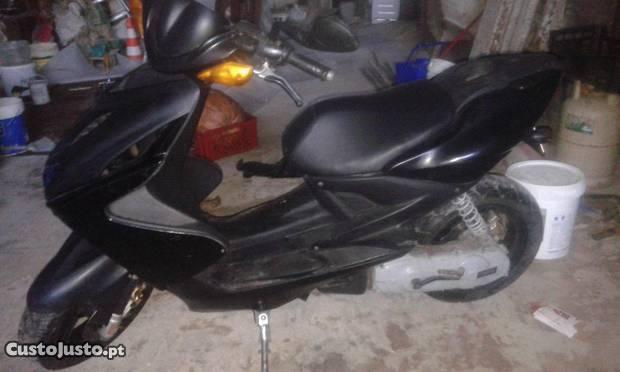 scooter - yamaha - em bom estado