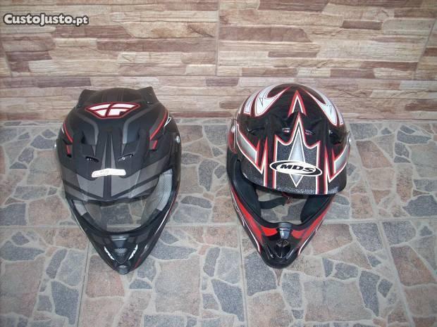 Dois capacetes