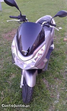PCX 125 com livro de rev