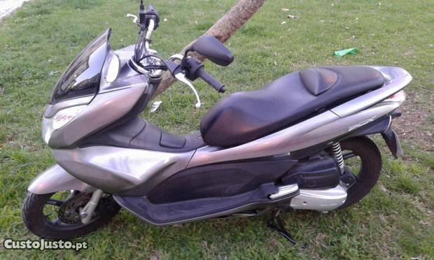 PCX 125 com livro de rev