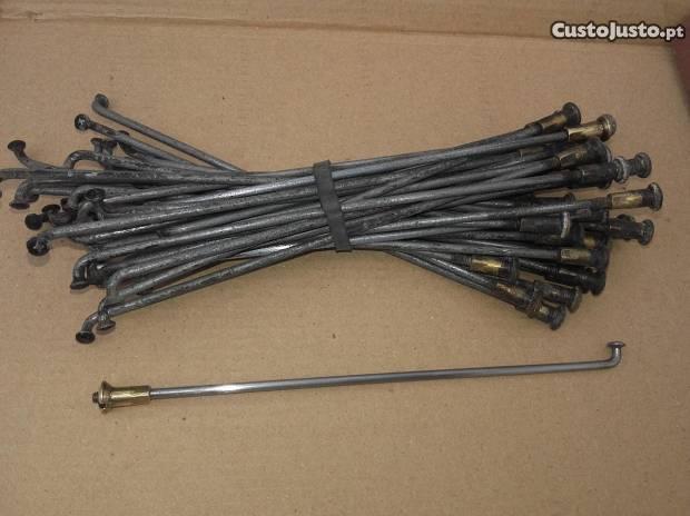 Raios zincados com porcas em metal amarelo
