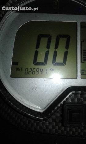 scooter 125 de 2013 como nova com 2700 quilómetro