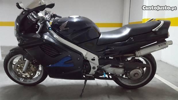 Honda VFR 750 impecável