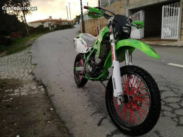 Kawasaki KLX 300R Bem estimada, pronta a andar