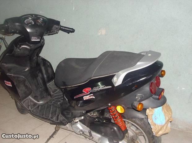 moto scooter preta