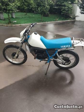 Yamaha DT azul