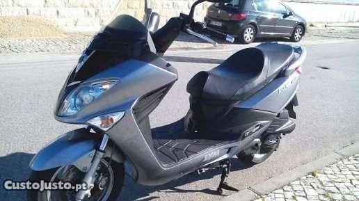 Maxi Scooter Sym 125