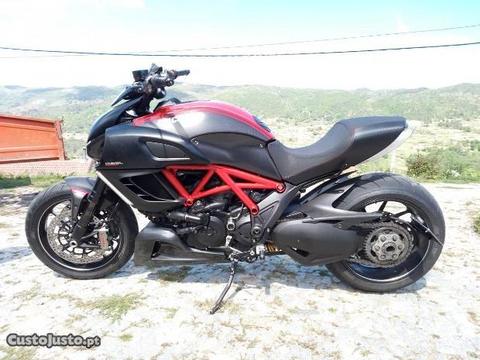 Ducati Diavel Carbon Red