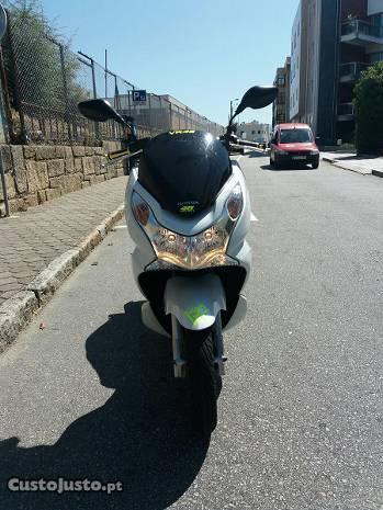 Honda pcx ano 2013 com 21800km