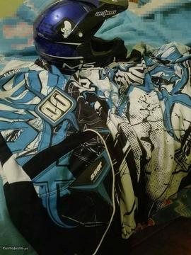 Capacete mais calças e camisola