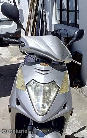 Scooter 125cc economica como nova
