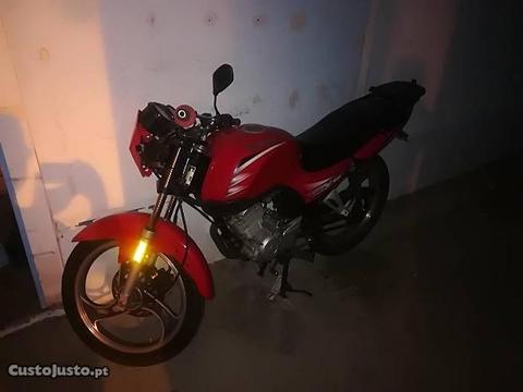 Moto 125cc equipada de origem com motor Yamaha ybr
