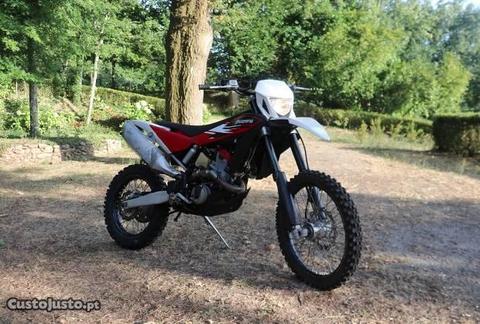 Husqvarna 449 TE 2013 com equipamento de motocross
