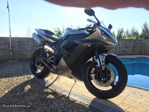 Yamaha YZF R1 Black & Silver Edition