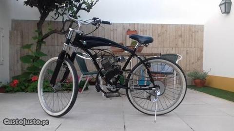 bicicleta com motor a gasolina