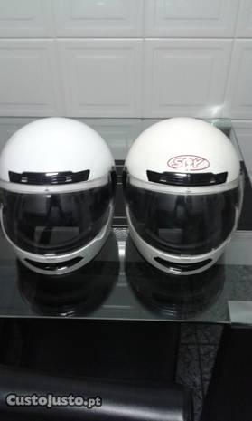 Dois capacetes