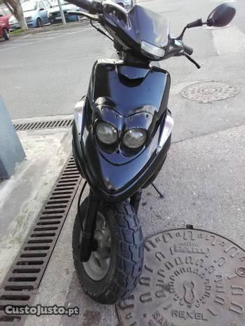 Scooter com capacete