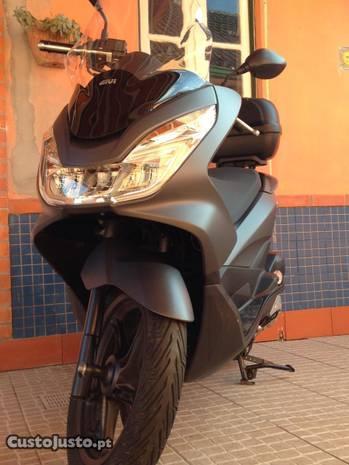 Honda PCX semi-nova