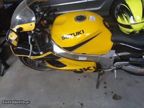 Suzuki amarela