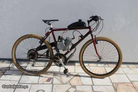 Bicicleta com motor auxiliar