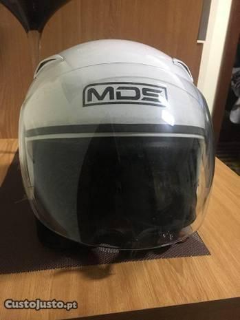 Dois capacetes em bom estado