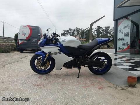 Honda CBR600F, com muitos extras