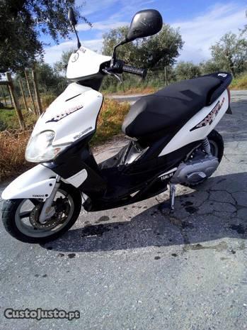 Scooter yamaha muito boa