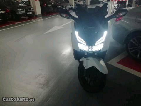 Honda Forza maxi scooter com garantia na marca