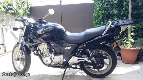 Honda CB 500 de 2004 com 8400 km