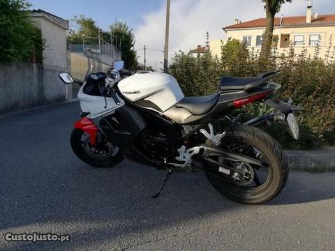 Hyosung GT125R desportiva