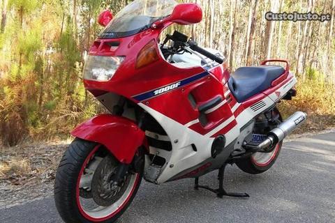 Honda CBR1000f de 1990 isenta IUC