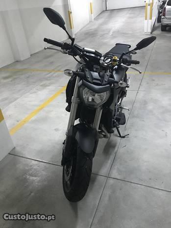 Yamaha MT-09 sem ABS
