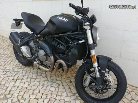 Ducati Monster 821 Dark de Fevereiro 2018 com 3 mi