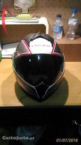 capacete Nexx X30v modelar com oculos de sol