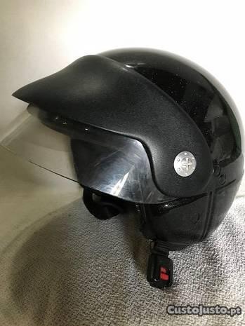 Capacete aberto com viseira