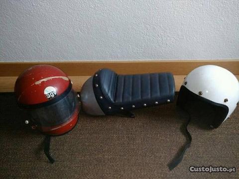 Conjunto de capacetes vintage e baké