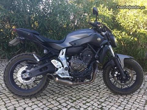 Yamaha MT07 de 2016 com Akrapovik