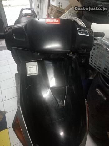 mota scooter aprillia