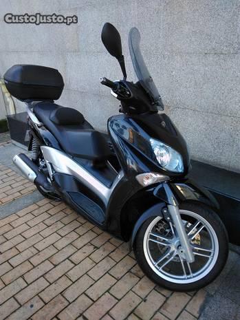 Maxi scooter 250cc rápida, ágil e economia