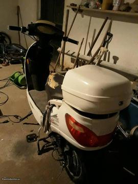 Mota scooter elétrica usada a precisar de uns mimo